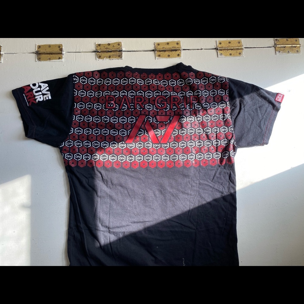 Men’s A7 bar grip teeshirt.